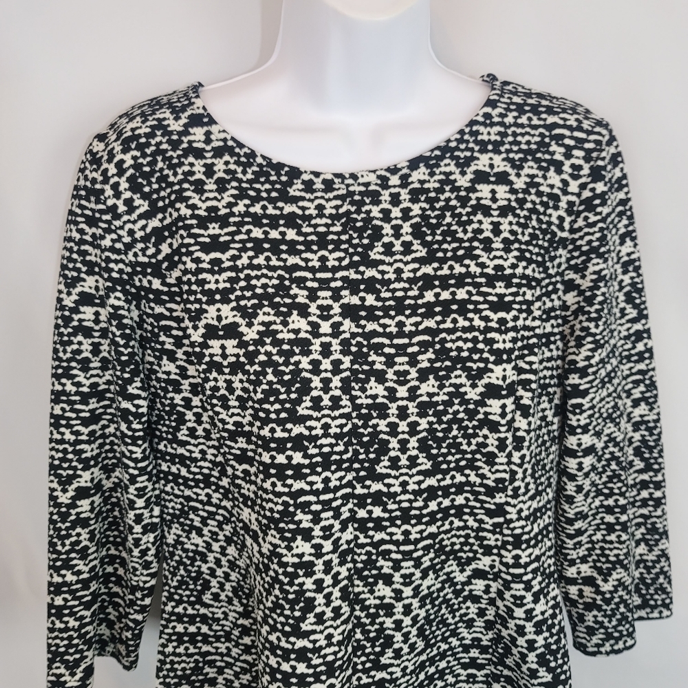 ❤ 3/$25 Casual Couture Top - Picture 2 of 7
